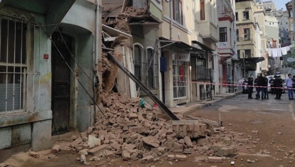 Beyoğlu'nda 2 Katlı Metruk Bina Çöktü