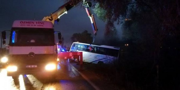 Isparta'da Tarım İşçilerini Taşıyan Midibüs Ticari Araçla Çarpıştı