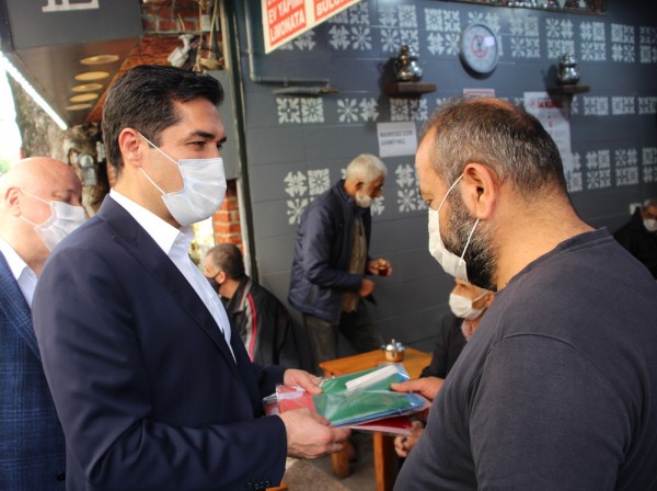 İYİ Parti İstanbul'da Vatandaşa Azerbaycan Bayrağı Dağıttı