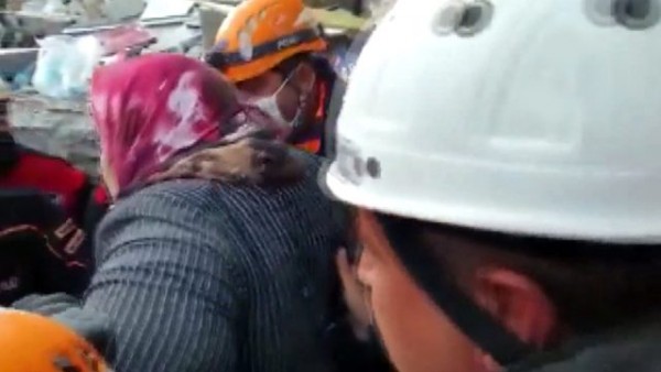 Hülya Teyze 17 Saat Sonra Enkazdan Yürüyerek Çıktı