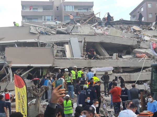 Vatandaş: İzmir'de Yıkılan Yeni Binaların Hesabını Verin!