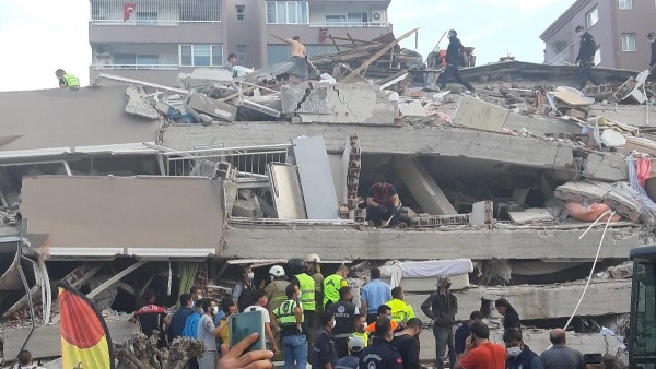 İzmir'de Yıkılan Binalara İlişkin 9 Kişi Gözaltına Alındı