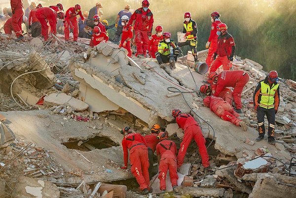 İzmir Depreminde Hayatını Kaybedenlerin Sayısı 83'e Yükseldi