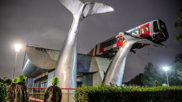 Raydan Çıkan Metro Balina Kuyruğu Heykeline Asılı Kaldı