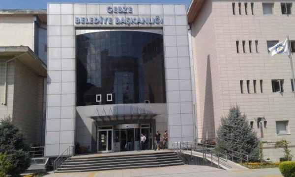 Gebze'de İşsiz Bir Genç Belediye Önünde İntihara Kalkıştı