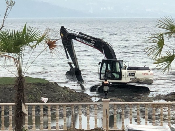 Sapanca Gölü'nü Kepçe ile Talan Ettiler