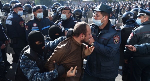 Ermenistan'da Sokaklar Karıştı: Muhalefet Paşinyan'ın İstifasını İstiyor