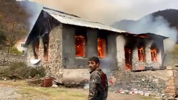 Karabağ'ı Terk Eden Ermeniler Yerleşim Yerlerini Yaktı