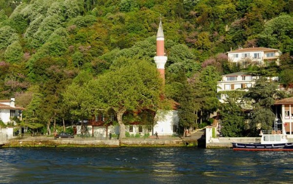 Çengelköy'deki Vaniköy Camisinde Yangın Çıktı