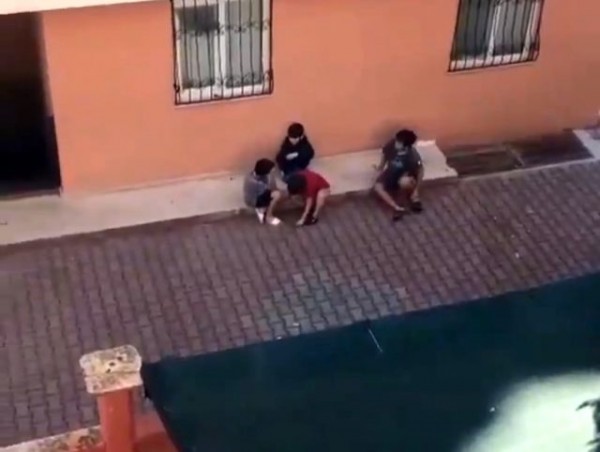 Antalya'da Çocuklar Sokakta Oyun Oynamak Yerine Ekonomi Tartıştı