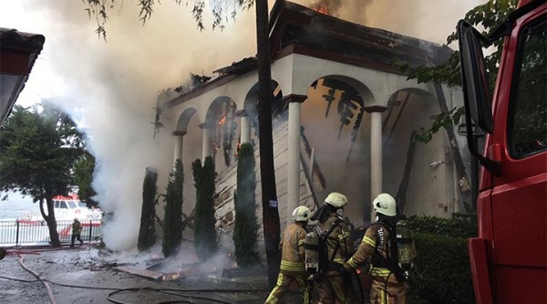 İBB İtfaiyesi: Vaniköy Camii'ndeki Yangının Nedeni Elektrik Tesisatı