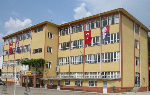 İmam Hatip Lisesinde Sarıklı Öğrenci Skandalı: Öğretmeni Tehdit Etti