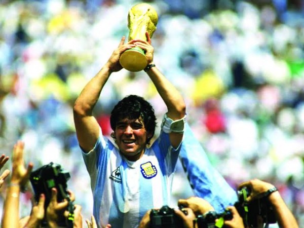 Futbol Efsanesi Maradona Hayatını Kaybetti