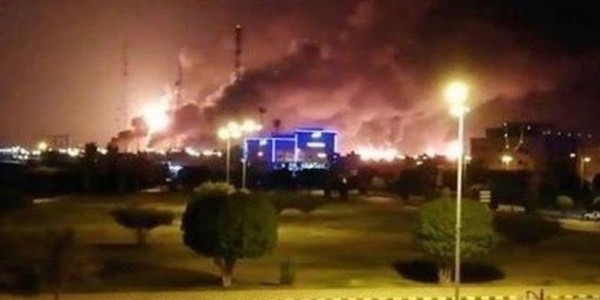Suudi Arabistan'da Petrol Yüklü Tanker Patladı