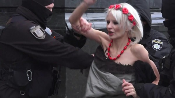Femen'den Ukrayna Hükumet Binası Önünde İstanbul Sözleşmesi Eylemi