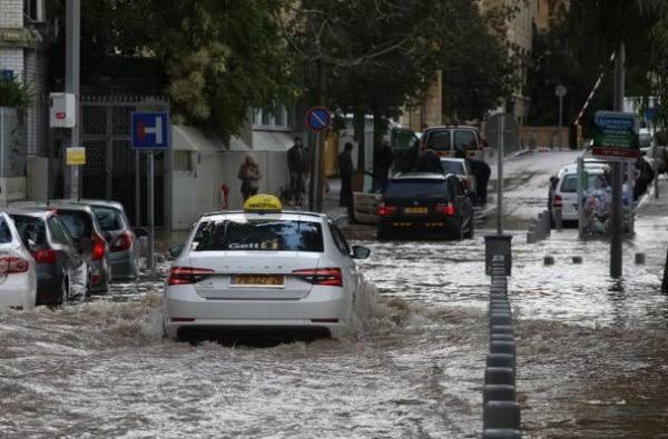 İsrail'i Sel Vurdu: 200 Kişi Tahliye Edildi