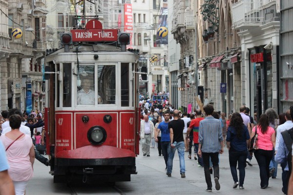İstiklal Caddesi’nde Yürümeye 'Kişi Sınırlaması' Getirildi