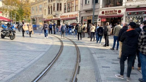 İstiklal Caddesi'ne Girmek İsteyen Vatandaşlar Kuyruk Oluşturdu