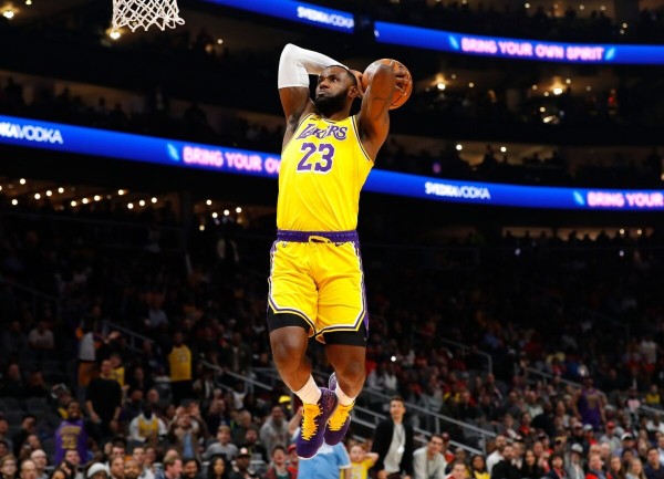 LeBron James Lakers ile Sözleşmesini 2 Yıl Uzattı