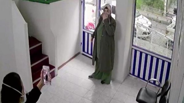 Avcılar'da Bir Kadın Maske Uyarısı Yapan Doktora Saldırdı