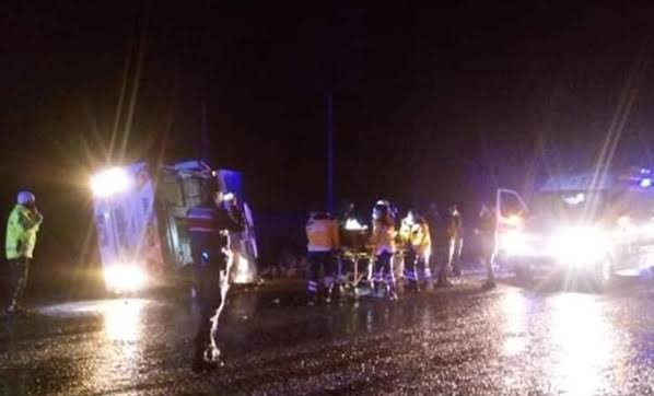 Denizli'de Tarla İşçilerini Taşıyan Midibüs Devrildi: 27 Yaralı