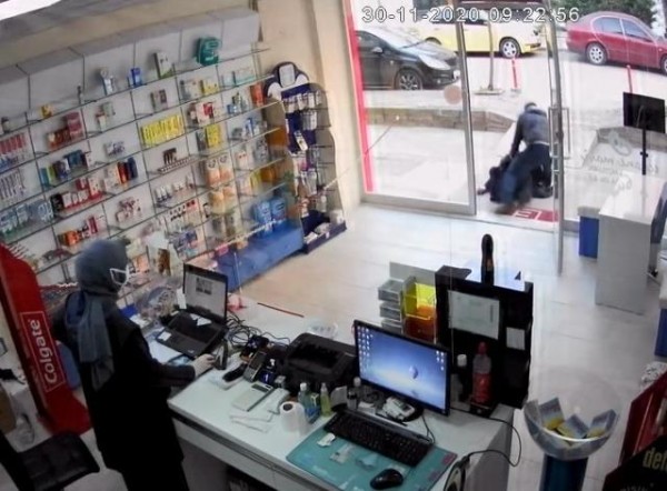 Eczacı Şiddeti: Yaşlı Adamı Kaldırıma Fırlattı