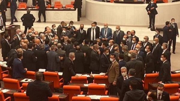 AKP'li ve CHP'li Vekiller Arasında Arbede