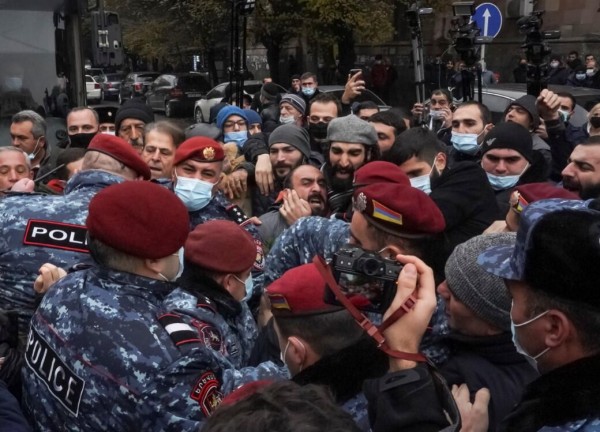 Azerbaycan'ın Zafer Gününde Ermenistan'da Sokaklar Karıştı
