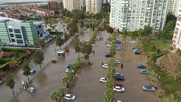 İzmir'de Sel: Birçok Şehir Tehdit Altında