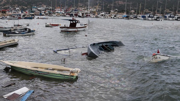 Foça'da Fırtına Dolayısıyla Tekneler Battı