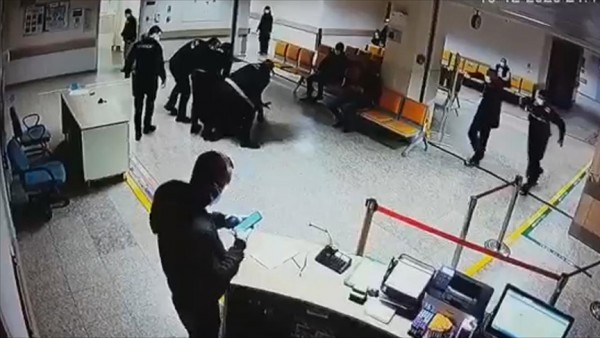 Acil Serviste Doktora Saldırı