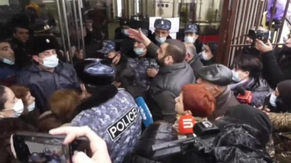 Ermenistan Savunma Bakanlığı'nın Kapısını Kırıp Girdiler