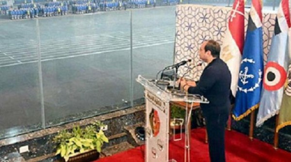 Sisi Askerlere Kurşun Geçirmez Camın Arkasından Seslendi