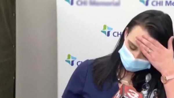 Çin Virüsü Aşısı Olan Hemşire Kamera Önünde Bayıldı