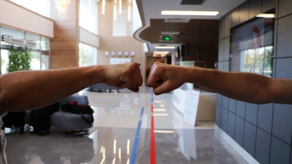 Dirsek Dirseğe Temas da Yumrukla Tokalaşmak da Bulaşma Riski Taşıyor