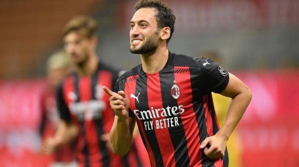 Hakan Çalhanoğlu, İtalya Futbol Tarihinin En Erken Golüne Asist Yaptı