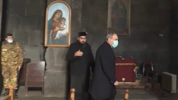 Ermenistan Başbakanı Paşinyan Kilise'den Kovuldu