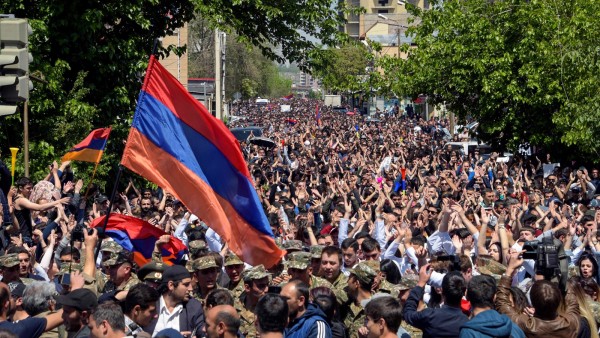 Ermenistan'da Süresiz Grev Kararı, Muhalefet Orduya Çağrı Yaptı