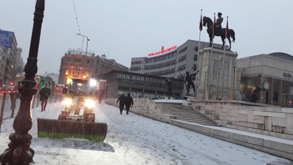 Başkent'e Yılın İlk Karı Yağdı! Büyükşehir Ekipleri Teyakkuzda