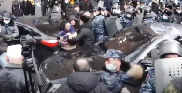 Ermenistan'da Protestolar Devam Ediyor