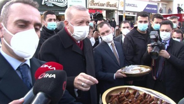 Pestil Dağıtan Erdoğan: Bununla Beslenene Covid Movid Bulaşmaz