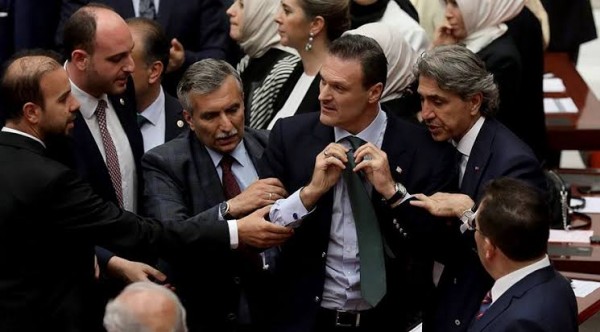 TBMM Genel Kurulunda Gerginlik: Alpay Özalan Salon Dışına Çıkarıldı