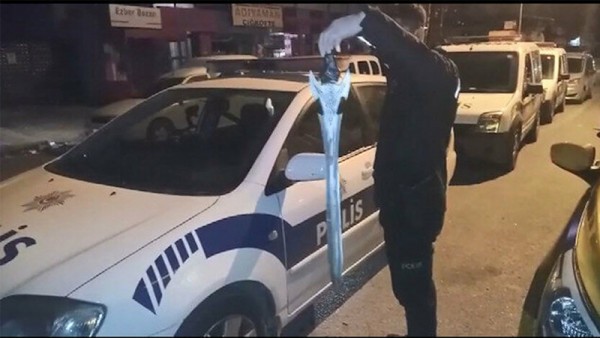 İstanbul'da Bir Kişi Kılıçla Taksi Durağına Saldırdı