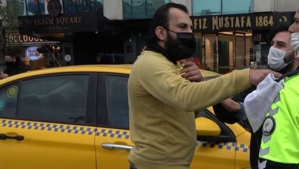Küstah Turist Maske Uyarısı Yapan Polise Saldırdı