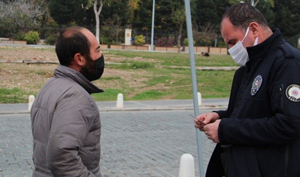 Polisten Ceza Yiyen Evsiz Vatandaşa Muhittin Böcek Sahip Çıktı