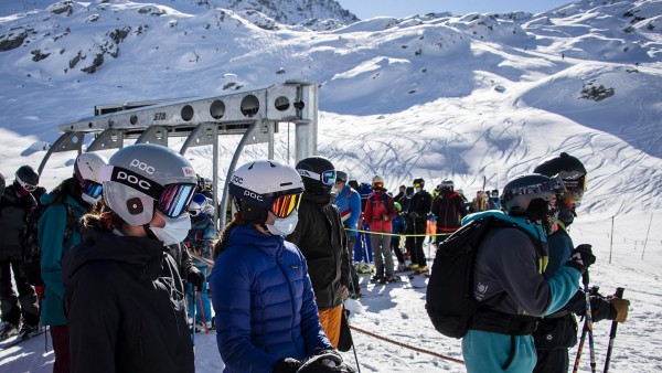 İsviçre’de 200 İngiliz Turist Karantinadan Kaçtı