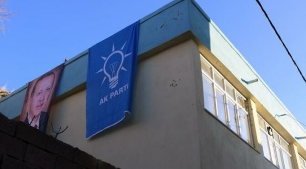 Diyarbakır'da AKP İlçe Binası Uzun Namlulu Silahla Tarandı