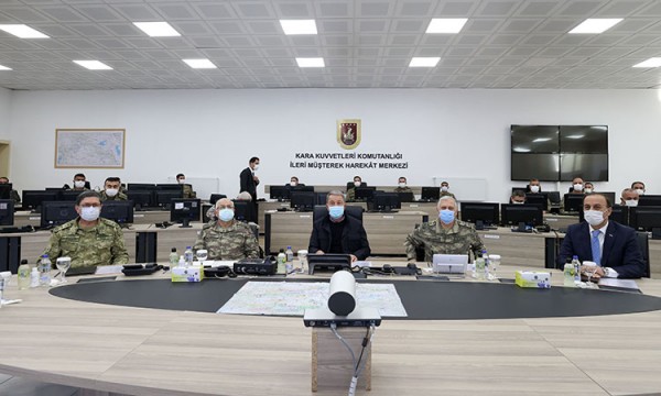 Milli Savunma Bakanı Akar Suriye Sınırında