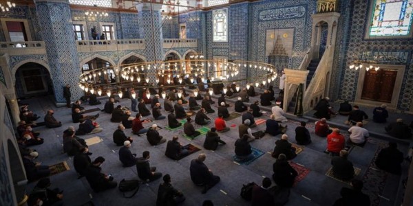Kısıtlamalarda Camide Cuma Namazı Serbest