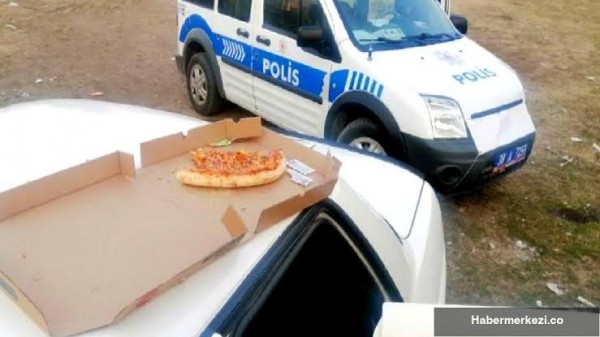 Oto Hırsızları Çaldıkları Arabada Pizza Yerken Yakalandı